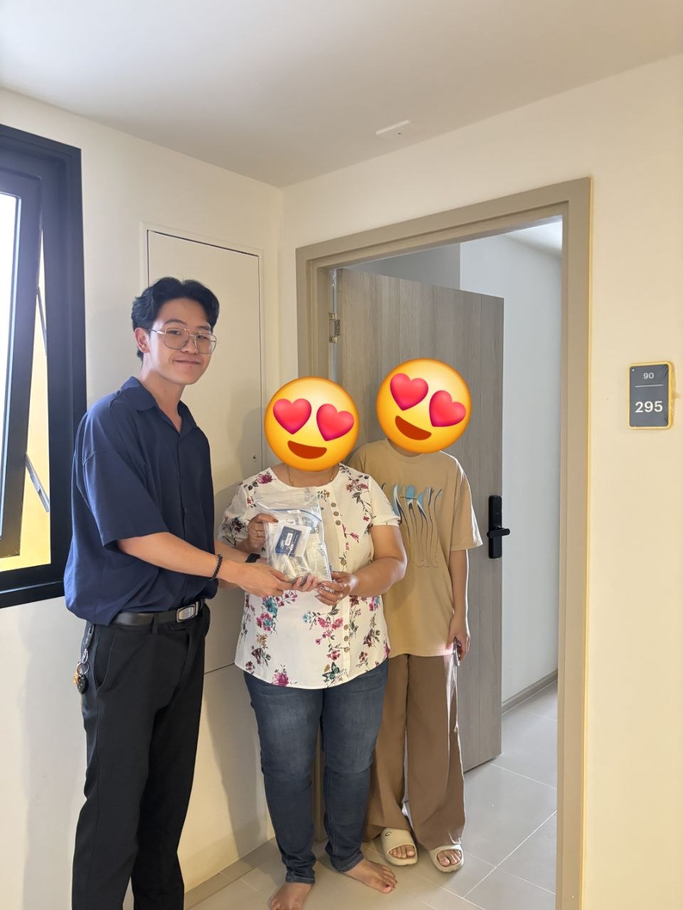 คุณกีตาร์ดูแลลูกค้าในวันส่งมอบห้อง