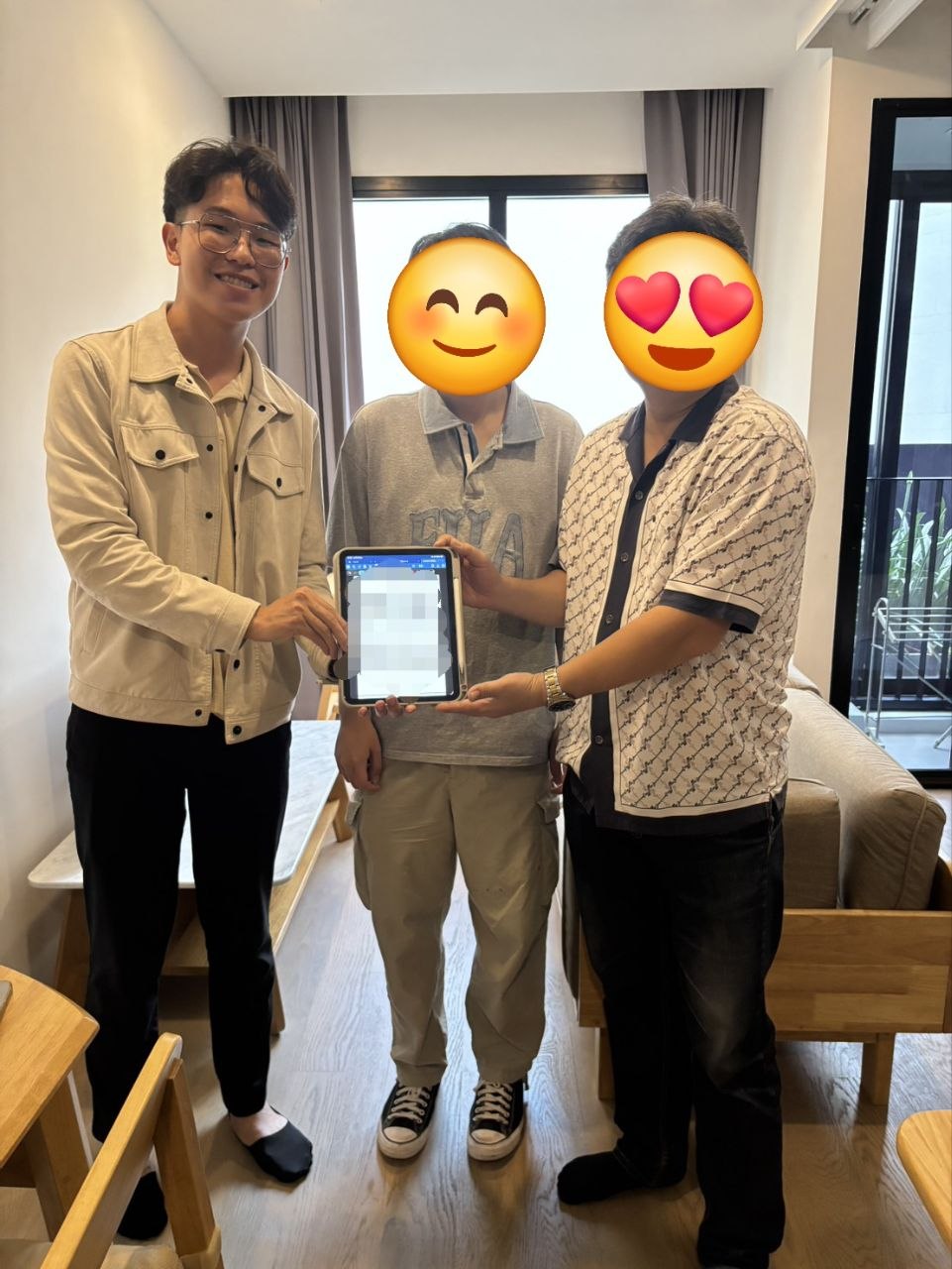 คุณกีตาร์กับลูกค้าหลังดำเนินงานเช่าห้อง